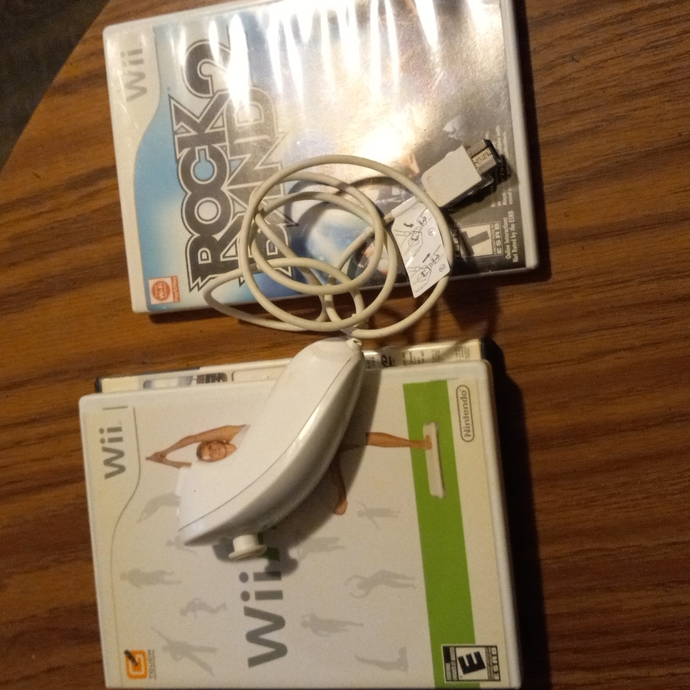 2 wii games an a wii controller